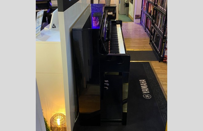 Used Yamaha CLP585 Polished Ebony Digital Piano Complete Package - Image 2